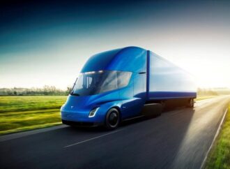 H Tesla παρουσίασε το πρώτο της ηλεκτρικό φορτηγό