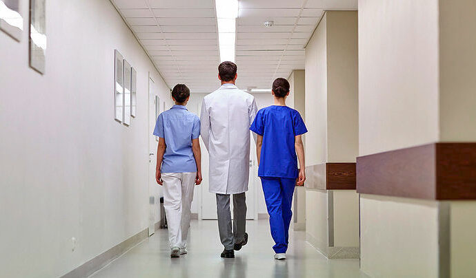 Επιστρέφουν από σήμερα στα νοσοκομεία 1.700 ανεμβολίαστοι υγειονομικοί