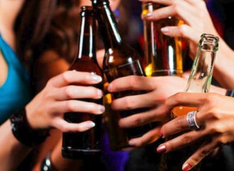 Τα αλκοολούχα ποτά γεννούν πολλά συναισθήματα, αλλά πάνω από όλα επιθετικότητα