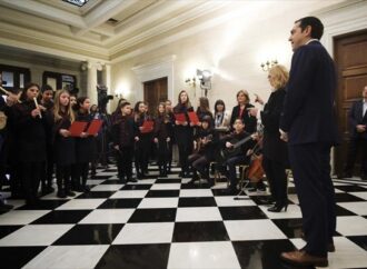 Μαθητές είπαν τα κάλαντα στον Πρωθυπουργό!