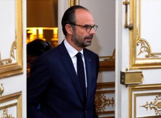 Γαλλία: Διευκρινίσεις Φιλίπ για το ταξίδι των 350.000 ευρώ