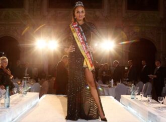 Η συγγραφέας Manuela Thoma-Adofo απέσπασε τον τίτλο «Miss 50 plus»
