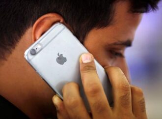 H Apple επιβραδύνει τα παλαιότερα iPhone της λόγω «γήρανσης» μπαταριών