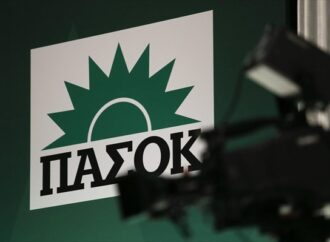 Spiegel: Το ΠΑΣΟΚ συμπαρασύρθηκε από την κρίση