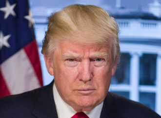 Τραμπ: Ποτέ δεν ζήτησα από τον Κόμεϊ να σταματήσει την έρευνα για τον Φλιν