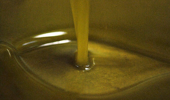 Σε σφραγισμένη συσκευασία το ελαιόλαδο σε χώρους μαζικής εστίασης