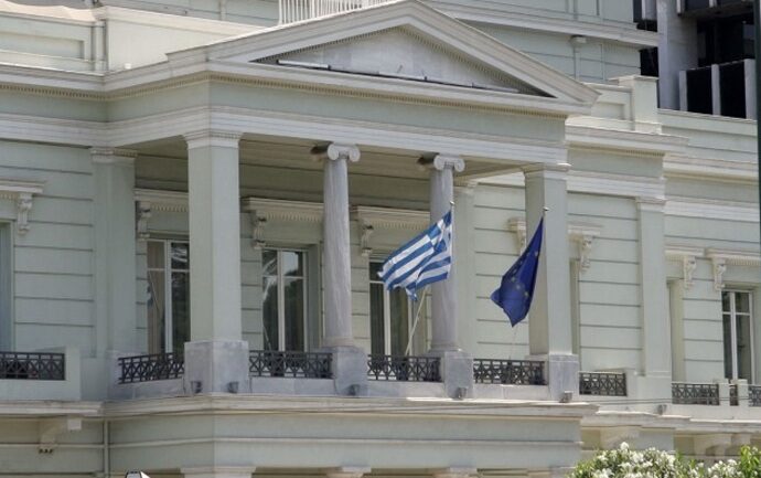 Καταδικάζει το ΥΠΕΞ την επίθεση με μπογιές στη γαλλική πρεσβεία