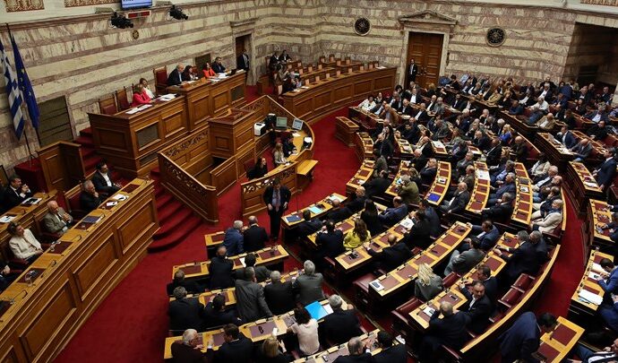 Θερμό επεισόδιο στη Βουλή με φόντο την κόντρα Μαξίμου – Μαρινάκη