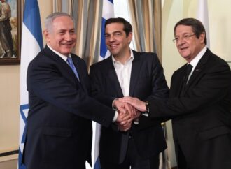 Έδωσαν τα χέρια στην τριμερή: «Εντός του 2018 η συμφωνία για τον αγωγό»