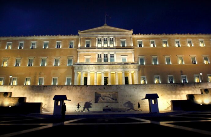 Βουλή: Ψηφίστηκε η αναδοχή για ομόφυλα ζευγάρια με 161 “Ναι”