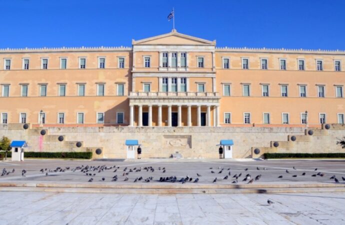 Γράφει ιστορία σήμερα η Βουλή – Ψηφίζεται η αναδοχή και από ομόφυλα ζευγάρια