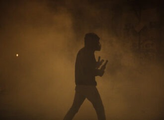 Διπλή επίθεση στα Εξάρχεια. Έριξαν μολότοφ έξω από το σπίτι του Φλαμπουράρη και στα γραφεία του ΠΑΣΟΚ
