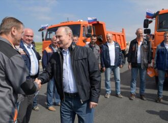 Κριμαία: Ο Πούτιν εγκαινίασε γέφυρα με τη Ρωσία οδηγώντας φορτηγό – Οργή της Ουκρανίας