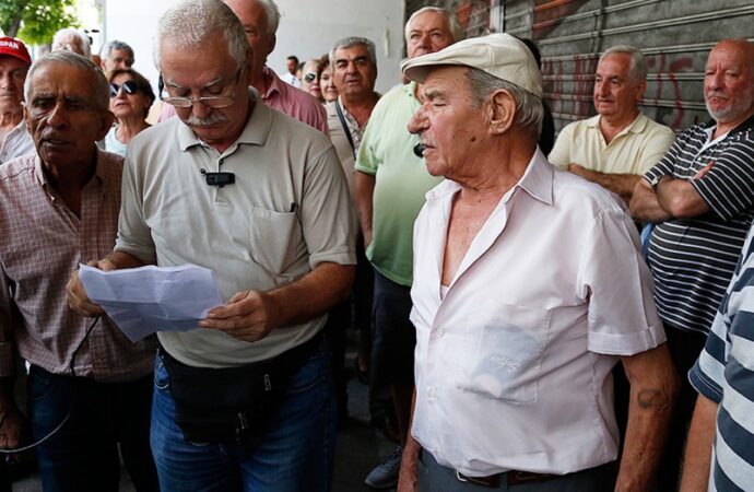 Κόβουν συντάξεις για να δώσουν τη… 13η σύνταξη