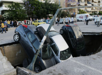 Παραλίγο τραγωδία στην Καλλιθέα: Άνοιξε η γη και «κατάπιε» αυτοκίνητα στον ΗΣΑΠ Ταύρου