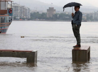 «Πνίγηκε» η Θεσσαλονίκη: Εγκλωβίστηκαν μαθητές και τουρίστες στο Λευκό Πύργο – Παρασύρθηκαν πολίτες