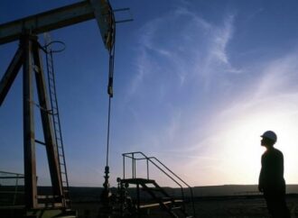 Στα υψηλότερα επίπεδα από το 2014 παραμένουν οι πετρελαϊκές τιμές