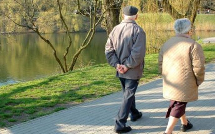 Το χαμηλό εισόδημα επηρεάζει αρνητικά τον εγκέφαλο ακόμη και στη μέση ηλικία