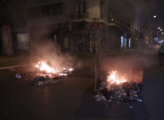Τραυματίες αστυνομικοί και μαχαιρωμένος οπαδός στα επεισόδια