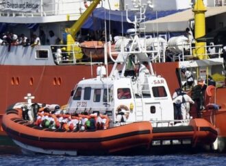 Αριθμός ρεκόρ μεταναστών έφθασαν μέσα σε μία ημέρα στις αγγλικές ακτές, διαπλέοντας τη Μάγχη με μικρά πλεούμενα