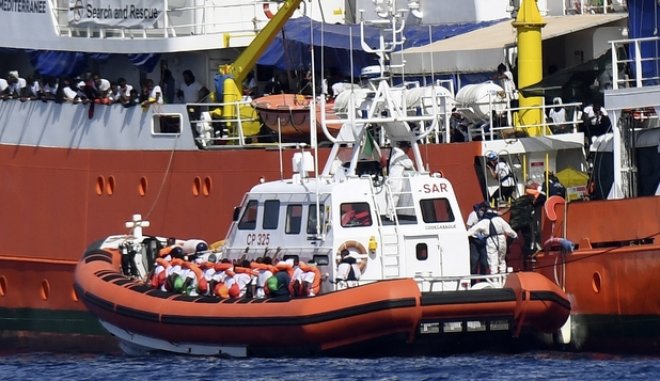 Αριθμός ρεκόρ μεταναστών έφθασαν μέσα σε μία ημέρα στις αγγλικές ακτές, διαπλέοντας τη Μάγχη με μικρά πλεούμενα