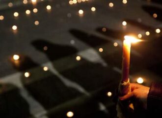 Σιωπηλή συγκέντρωση με κεριά, απόψε στο Σύνταγμα, στη μνήμη των νεκρών από την πυρκαγιά στο Μάτι