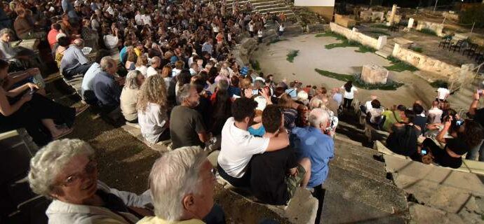 Ρίγος στην Επίδαυρο -Η στιγμή που ο Βαγγέλης Θεοδωρόπουλος αφιερώνει την παράσταση στη Χρύσα Σπηλιώτη [βίντεο]