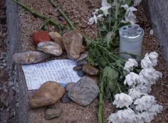 Ραγίζει καρδιές: Πάνω σε βράχο το μήνυμα των γονιών για το 6 μηνών βρέφος που «έσβησε» στη φωτιά [εικόνες]