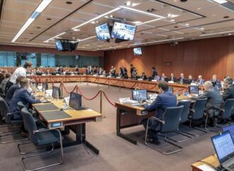 Eurogroup: Παγώνει η εκταμίευση της υπερδόσης των 15 δισ. ευρώ