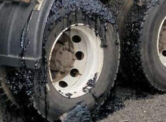 Aπίστευτο: Ελιωσε η άσφαλτος από την αλλαγή καιρού στην Αυστραλία -«Βούλιαξαν» δεκάδες οχήματα [εικόνες]