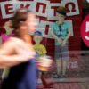 Ανοιχτά τα καταστήματα την Κυριακή -Συνεχίζονται οι εκπτώσεις