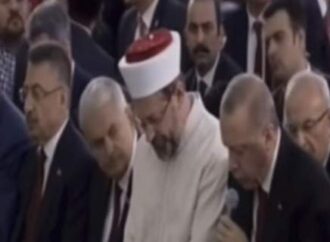 Σόου Ερντογάν: Προσευχήθηκε με μικρόφωνο στην επέτειο του πραξικοπήματος [βίντεο]