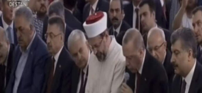 Σόου Ερντογάν: Προσευχήθηκε με μικρόφωνο στην επέτειο του πραξικοπήματος [βίντεο]