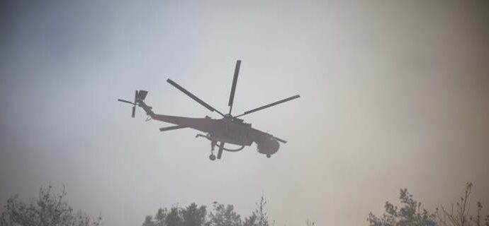 Πυροσβεστική: Σε Γεράνεια Ορη και Καλλιτεχνούπολη παραμένουν ανοιχτά τα μέτωπα της φωτιάς