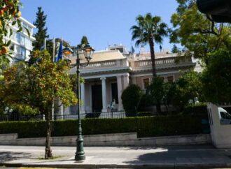 Πιεσμένοι στο Μαξίμου: Νεκροί και αγνοούμενοι επισκιάζουν το πακέτο εξαγγελιών