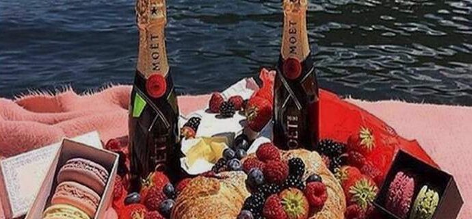 Ελληνίδες έκαναν dolce vita με πλαστά 100ευρα σε Μύκονο και Σαντορίνη -Συνελήφθησαν με 14.000 ευρώ