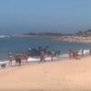 Απίστευτη σκηνή σε κατάμεστη ισπανική παραλία: Μετανάστες πηδούν από βάρκα και ζητούν νερό και τρόφιμα [βίντεο]