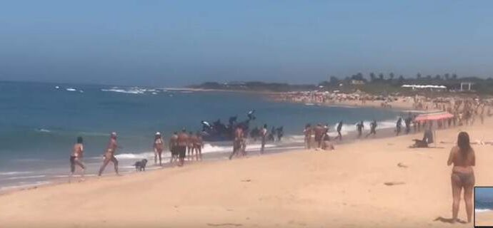 Απίστευτη σκηνή σε κατάμεστη ισπανική παραλία: Μετανάστες πηδούν από βάρκα και ζητούν νερό και τρόφιμα [βίντεο]
