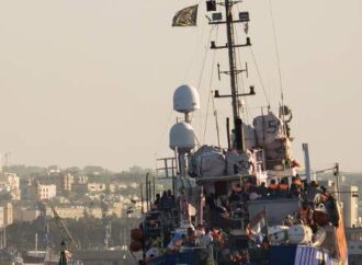 Σε πλοίο της Frontex και σε μονάδα της ιταλικής ακτοφυλακής οι 450 μετανάστες που ήταν σε αλιευτικό