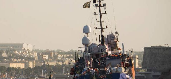 Σε πλοίο της Frontex και σε μονάδα της ιταλικής ακτοφυλακής οι 450 μετανάστες που ήταν σε αλιευτικό