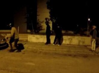 Επίθεση του Ρουβίκωνα στη ΔΟΥ Ψυχικού -Εσπασαν τις τζαμαρίες με βαριοπούλες [βίντεο]