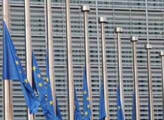 Μεσίστιες οι σημαίες στην Κομισιόν σε ένδειξη αλληλεγγύης για την Ελλάδα