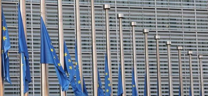 Μεσίστιες οι σημαίες στην Κομισιόν σε ένδειξη αλληλεγγύης για την Ελλάδα