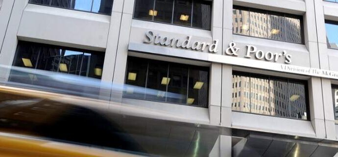 Ο οίκος Standard & Poor’s αναβάθμισε την προοπτική της Ελλάδας σε «θετική» από «σταθερή»