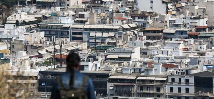 Σχεδόν το μισό εισόδημα του Ελληνα φεύγει σε φόρους και για τη συντήρηση του σπιτιού