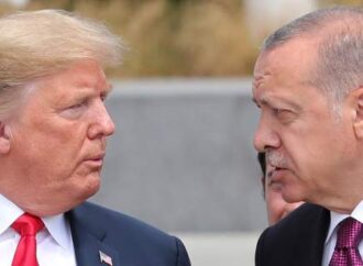 Τραμπ: «Απόλυτη ντροπή» η συνεχιζόμενη κράτηση του Αμερικανού πάστορα στην Τουρκία