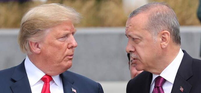 Τραμπ: «Απόλυτη ντροπή» η συνεχιζόμενη κράτηση του Αμερικανού πάστορα στην Τουρκία