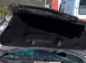 Απίστευτο τροχαίο: Τούμπαρε το ΙΧ της πάνω στην εθνική οδό, εγκλωβίστηκε σε αυτό και βγήκε με εκδορές