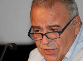 Στο μικρό νεκροταφείο του χωριού του, στη Λέσβο, ετάφη ο Σταύρος Τσακυράκης