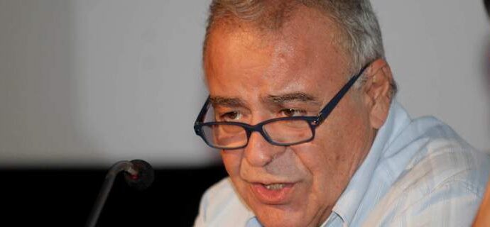 Στο μικρό νεκροταφείο του χωριού του, στη Λέσβο, ετάφη ο Σταύρος Τσακυράκης